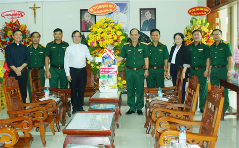 Bộ Tư lệnh Quân khu 7 thăm, chúc mừng Giáng sinh Giáo phận Phú Cường