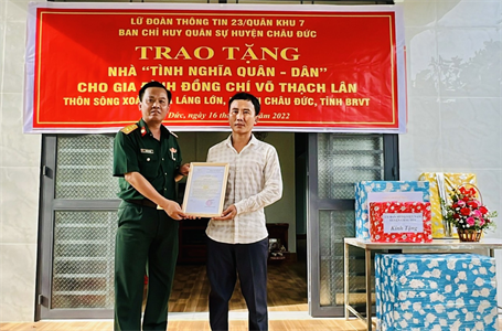 Ban CHQS huyện Châu Đức bàn giao “Nhà tình nghĩa quân - dân”