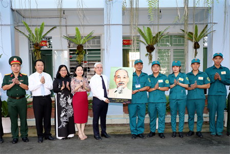 Bí thư Tỉnh ủy Bình Dương thăm LLVT thành phố Thủ Dầu Một