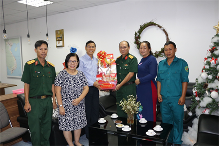 Ban CHQS thành phố Thủ Đức thăm, chúc mừng lễ Giáng sinh năm 2022
