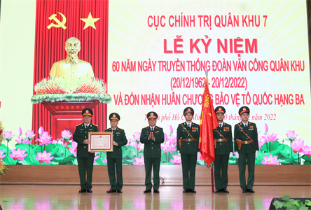Đoàn Văn công Quân khu 7 đón nhận Huân chương Bảo vệ Tổ quốc hạng Ba