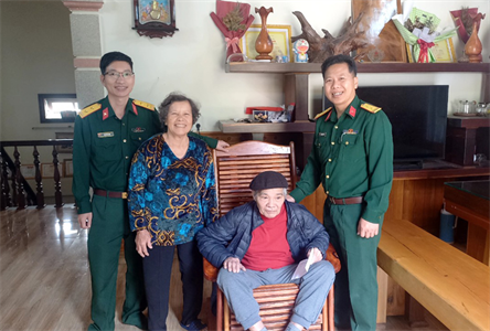 Ban CHQS huyện Đam Rông tặng quà gia đình chính sách nhân kỷ niệm Ngày thành lập Quân đội Nhân dân Việt Nam