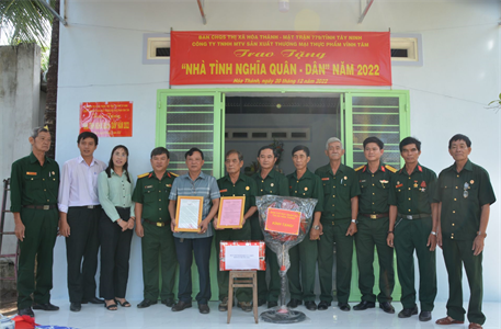 Ban CHQS thị xã Hòa Thành, tỉnh Tây Ninh trao tặng nhà tình nghĩa quân – dân