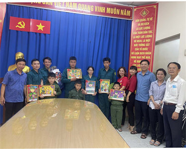 Thiếu nhi phường Hòa Thạnh chúc mừng Ngày Thành lập Quân đội nhân dân Việt Nam