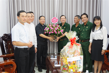 Hội Cựu chiến binh tỉnh Bình Thuận chúc mừng Giáng sinh Tòa Giám mục Phan Thiết