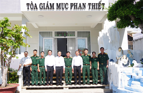 Bộ CHQS tỉnh Bình Thuận thăm, chúc mừng Giáng sinh năm 2022