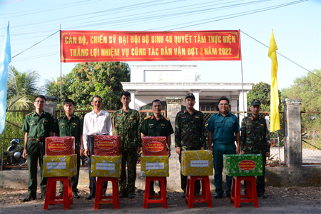 Chủ tịch Hội Nông dân tỉnh Tây Ninh thăm, tặng quà các đơn vị làm công tác dân vận