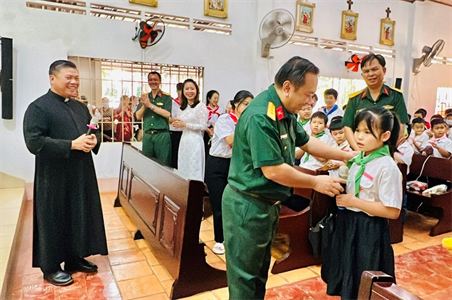 Bộ CHQS tỉnh BR-VT trao học bổng cho học sinh nghèo, học giỏi