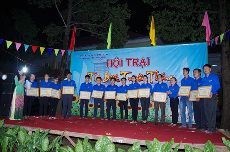 Sôi nổi hội trại “Tiếp lửa truyền thống”