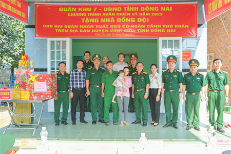 Bộ Tư lệnh Quân khu 7 trao 2 nhà đồng đội tặng quân nhân dự bị