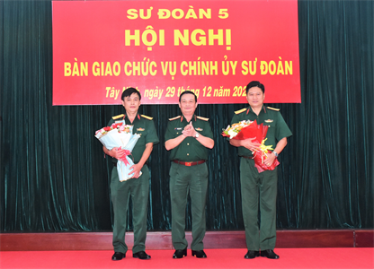 Bàn giao nhiệm vụ Bí thư Đảng ủy, Chính ủy Sư đoàn 5