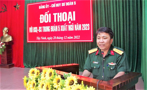 Chỉ huy Sư đoàn 5 đối thoại dân chủ với chiến sĩ chuẩn bị xuất ngũ Trung đoàn 5