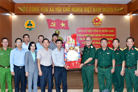 Thiếu tướng Du Trường Giang chúc Tết cấp ủy, chính quyền, LLVT và Nhân dân huyện Đạ Tẻh