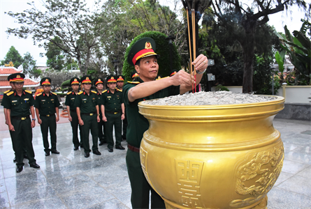 Đại tá Nguyễn Công Anh dâng hương viếng Đền thờ Nữ Anh hùng Võ Thị Sáu