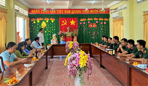 Bí thư Huyện ủy Vĩnh Hưng chúc Tết Ban CHQS huyện