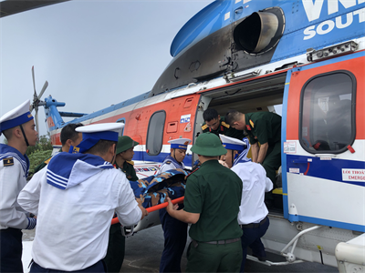 Cấp cứu chiến sĩ bị chấn thương nặng từ đảo Sơn Ca về Bệnh viện Quân y 175 điều trị