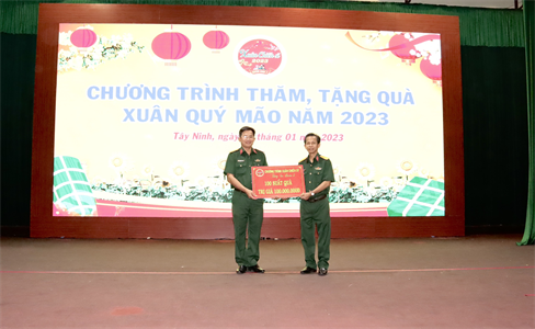 Tặng quà “Xuân Chiến sĩ” cho cán bộ, chiến sĩ Sư đoàn 5
