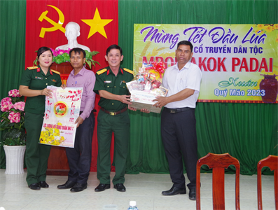Bộ CHQS tỉnh Bình Thuận thăm, chúc tết Đầu lúa đồng bào K’ho, Raglay