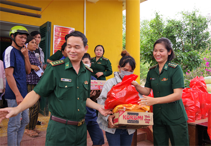 Phụ nữ Bộ đội Biên phòng tỉnh Bình Phước tặng quà Nhân dân biên giới