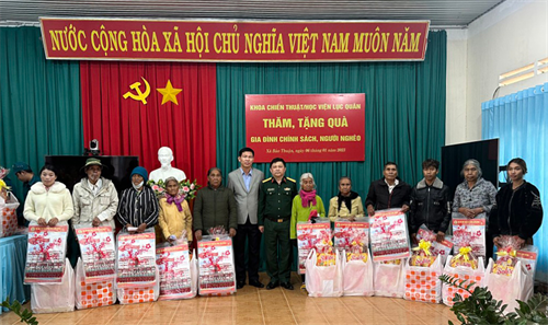 Tặng quà gia đình chính sách và hộ nghèo ở huyện Di Linh, tỉnh Lâm Đồng