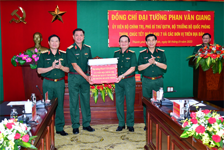 Bộ trưởng Bộ Quốc phòng chúc Tết Bộ Tư lệnh Quân khu 7 và các đơn vị trên địa bàn