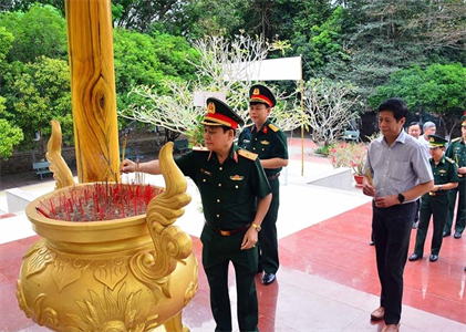 Dâng hương các anh hùng liệt sĩ tại Khu lưu niệm Trường Sĩ quan Lục quân 2