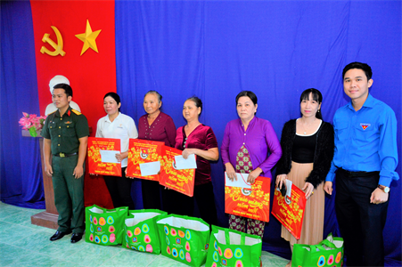 Đoàn Thanh niên Bộ Tư lệnh TPHCM thăm gia đình chính sách tại Căn cứ Bảy Ngàn - Cái Tắc