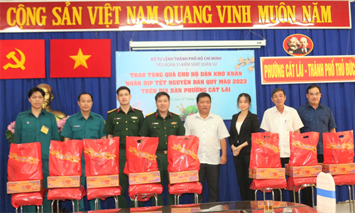 Tiểu đoàn KSQS 31 tặng quà Tết người dân nghèo tại phường Cát Lái