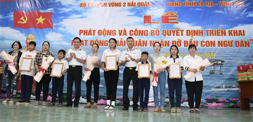 Vùng 2 Hải quân nhận đỡ đầu con ngư dân