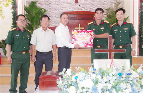 Bộ CHQS tỉnh Bình Thuận thăm, chúc tết, tặng quà đảo Phú Quý