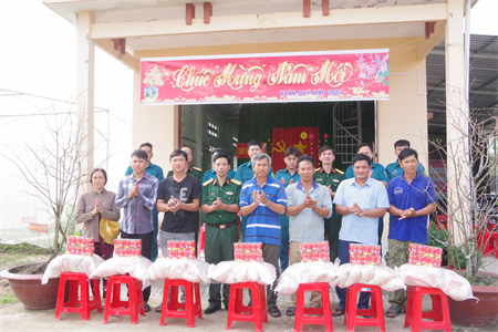 Bộ CHQS tỉnh Long An trao quà của Bộ Quốc phòng cho các hộ dân biên giới