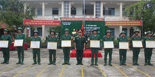 Bộ CHQS tỉnh Bình Phước tiễn gần 400 quân nhân hoàn thành nghĩa vụ quân sự về địa phương