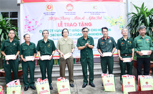 Hội Cựu chiến binh TPHCM tặng 800 suất quà Tết cho hội viên khó khăn