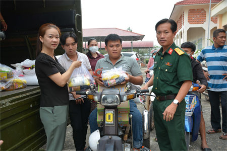 Phòng Kỹ thuật, Bộ CHQS tỉnh Tây Ninh tặng quà tết gia đình chính sách