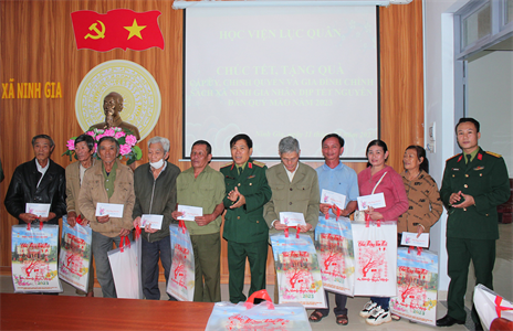 Học viện Lục quân tặng quà tết tại huyện Đức Trọng, tỉnh Lâm Đồng