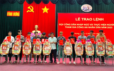 Huyện Vĩnh Hưng trao lệnh gọi công dân nhập ngũ năm 2023