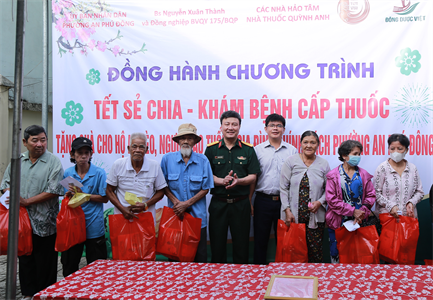 Đoàn y bác sĩ Bệnh viện Quân y 175 phối hợp khám bệnh, tặng quà cho các gia đình chính sách