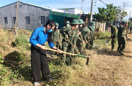 Sư đoàn 5 giúp dân vùng biên chuẩn bị đón tết