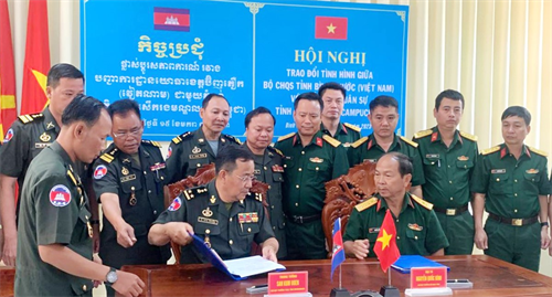 Bộ CHQS tỉnh Bình Phước và Tiểu khu Quân sự Mondulkiri trao đổi tình hình biên giới