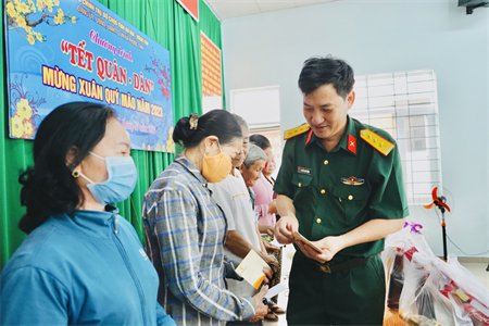 50 suất quà tặng gia đình khó khăn xã Phước Tân, huyện Xuyên Mộc