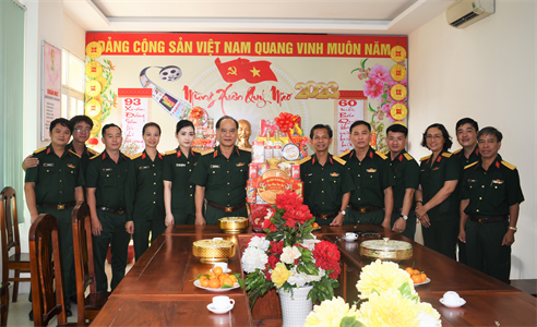 Thiếu tướng Hoàng Đình Chung, Chủ nhiệm Chính trị Quân khu chúc tết Báo Quân khu và Đoàn Văn công