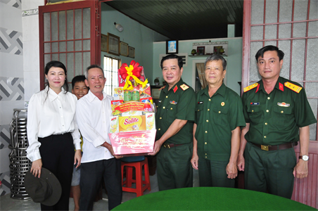 Ấm áp nghĩa tình Tết quân dân tại huyện Cần Giờ