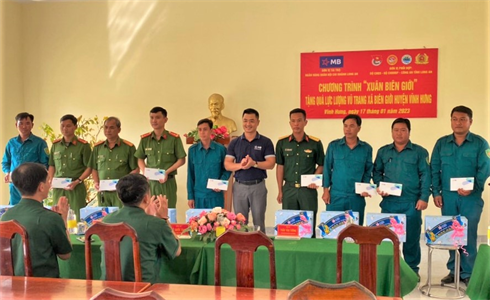 Đoàn Thanh niên Bộ CHQS tỉnh Long An phối hợp tổ chức chương trình "Xuân biên giới"