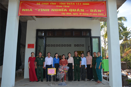 Bộ CHQS tỉnh Tây Ninh trao "Nhà tình nghĩa quân – dân"