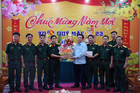 Đồng chí Nguyễn Trọng Nghĩa, Bí thư Trung ương Đảng, Trưởng Ban Tuyên giáo Trung ương chúc tết Lữ đoàn 23