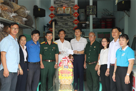 Tỉnh Bình Dương thăm, tặng quà các gia đình có thanh niên chuẩn bị lên đường nhập ngũ