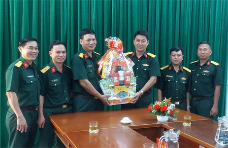Ban CHQS huyện Vĩnh Hưng thăm, chúc Tết Ban CHQS Quận 6 và Trường Đại học Văn Lang