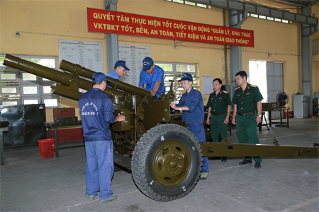 Ngày xuân với thợ sửa chữa vũ khí