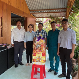 Huyện Vĩnh Hưng tặng quà tết gia đình thanh niên chuẩn bị lên đường nhập ngũ năm 2023