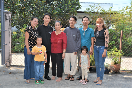 Anh em song sinh xung phong nhập ngũ